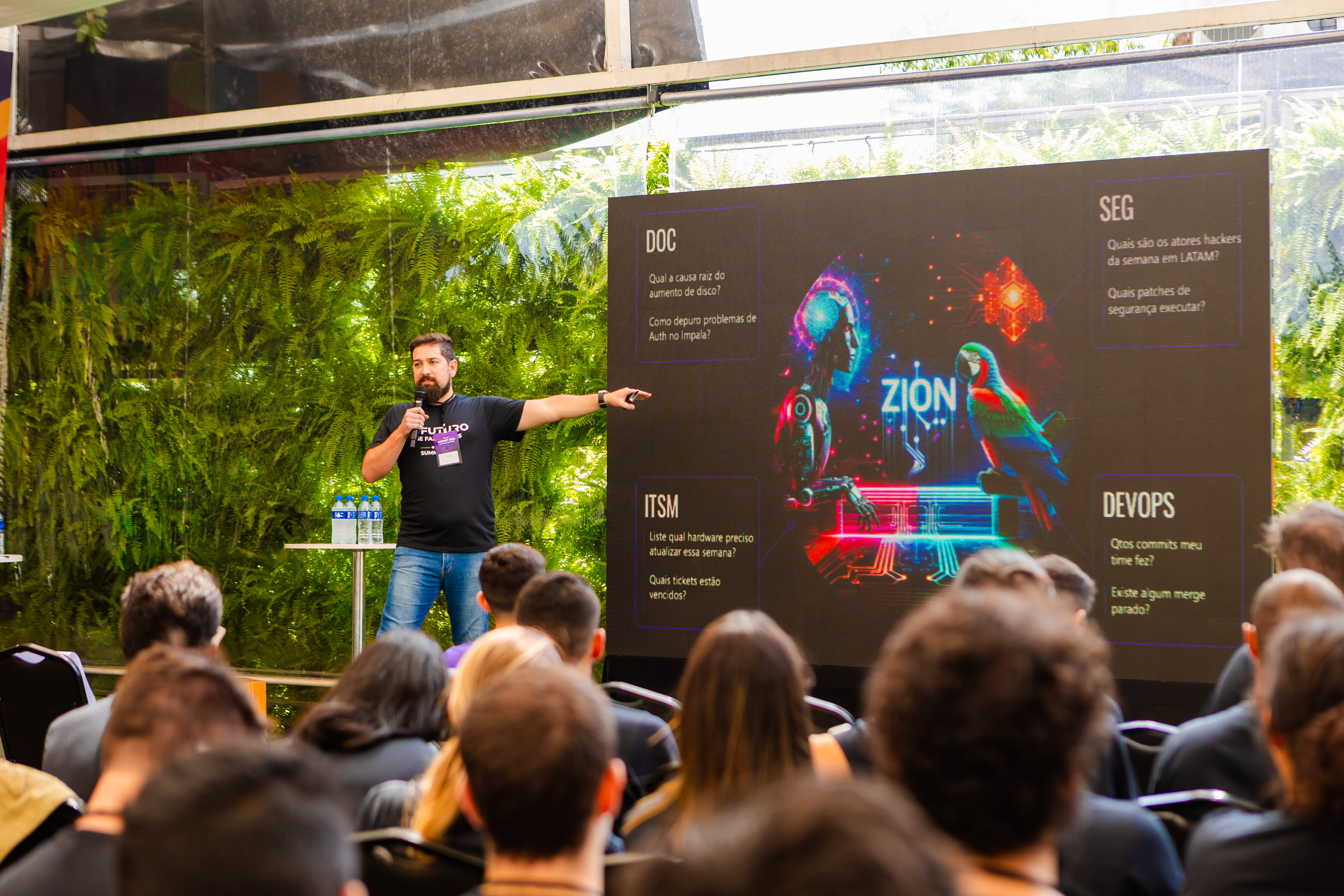 Enio Moraes palestrando sobre Inteligência Artificial